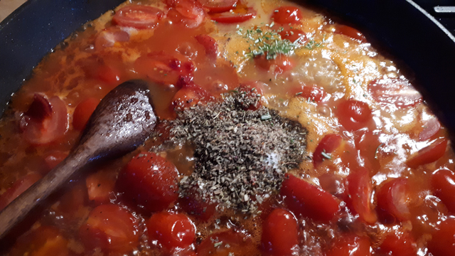 Lieblingsrezept. Alle Zutaten für die Tomatensauce in der Pfanne