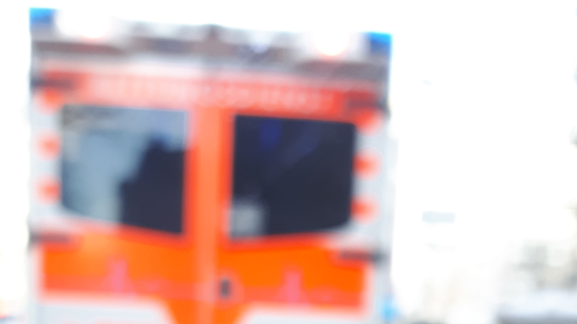 Kardiologen Mailing: Unscharfer Rettungswagen von hinten