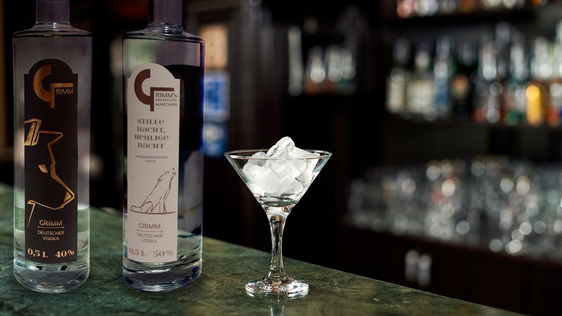 Label Design: 2 Vodkaflaschen auf einem Barthresen. Daneben ein Glas