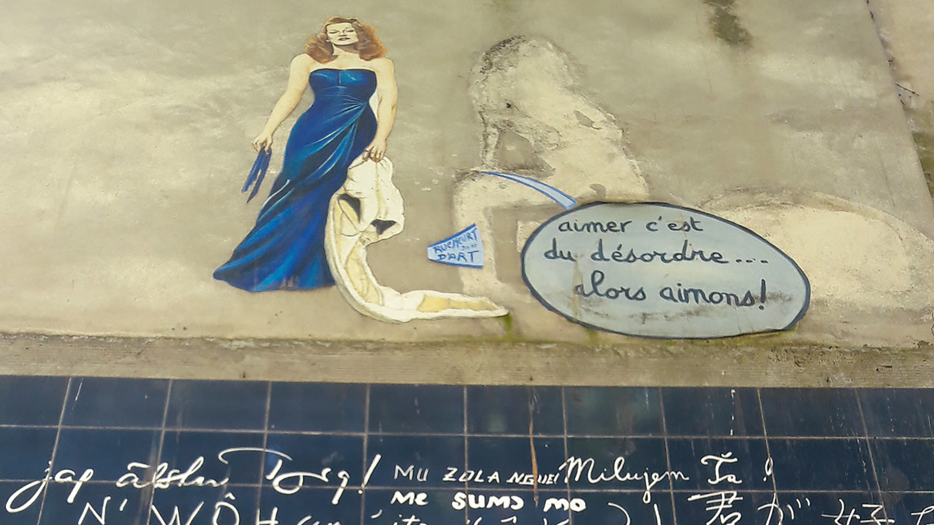 Wand der Liebe Montmatre paris. Illustrierte Frau in blauem Abendkleid, darunter der Satz "Ich liebe Dich" in allen Sprachen dieser Erde.