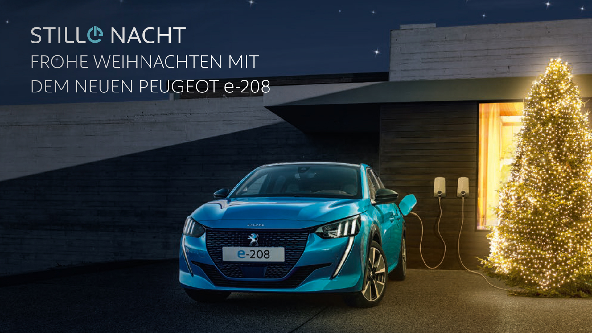 Weihnachtsmailing Titelansicht: blauer Peugeot e308 neben Weihnachtsbaum bei Nacht.