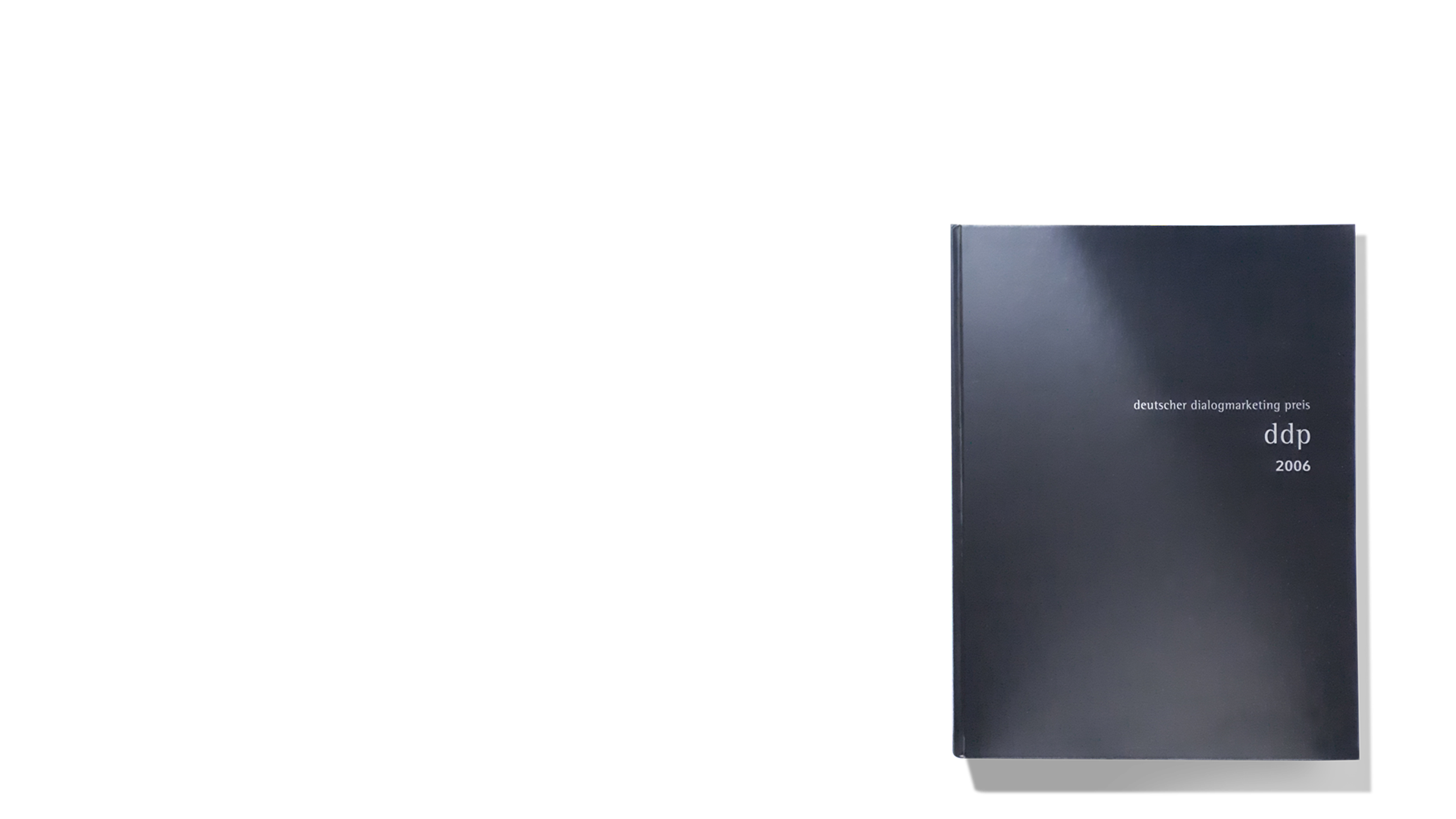 Geschlossenes schwarzes Buch rechts unten vor transparentem Hintergrund
