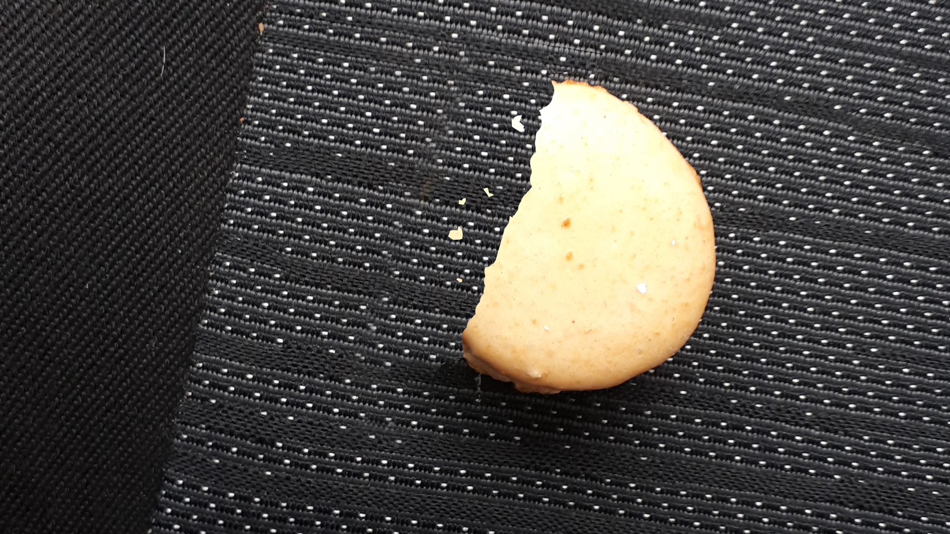 Angebissener Macaron auf Autositz