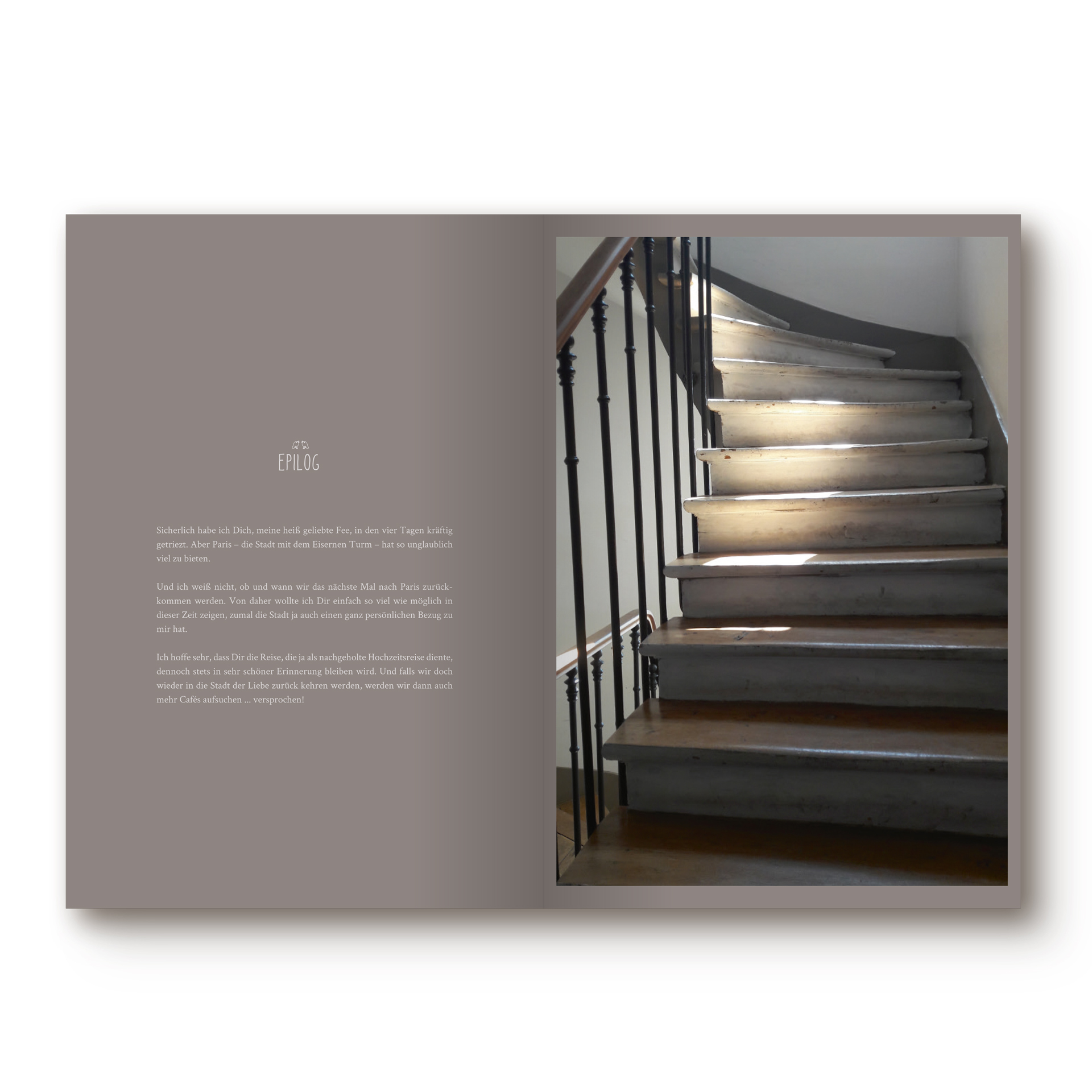 Reisebuch Paris, rechts sieht man eine Flurtreppe aus Holz. Links steht Epilog