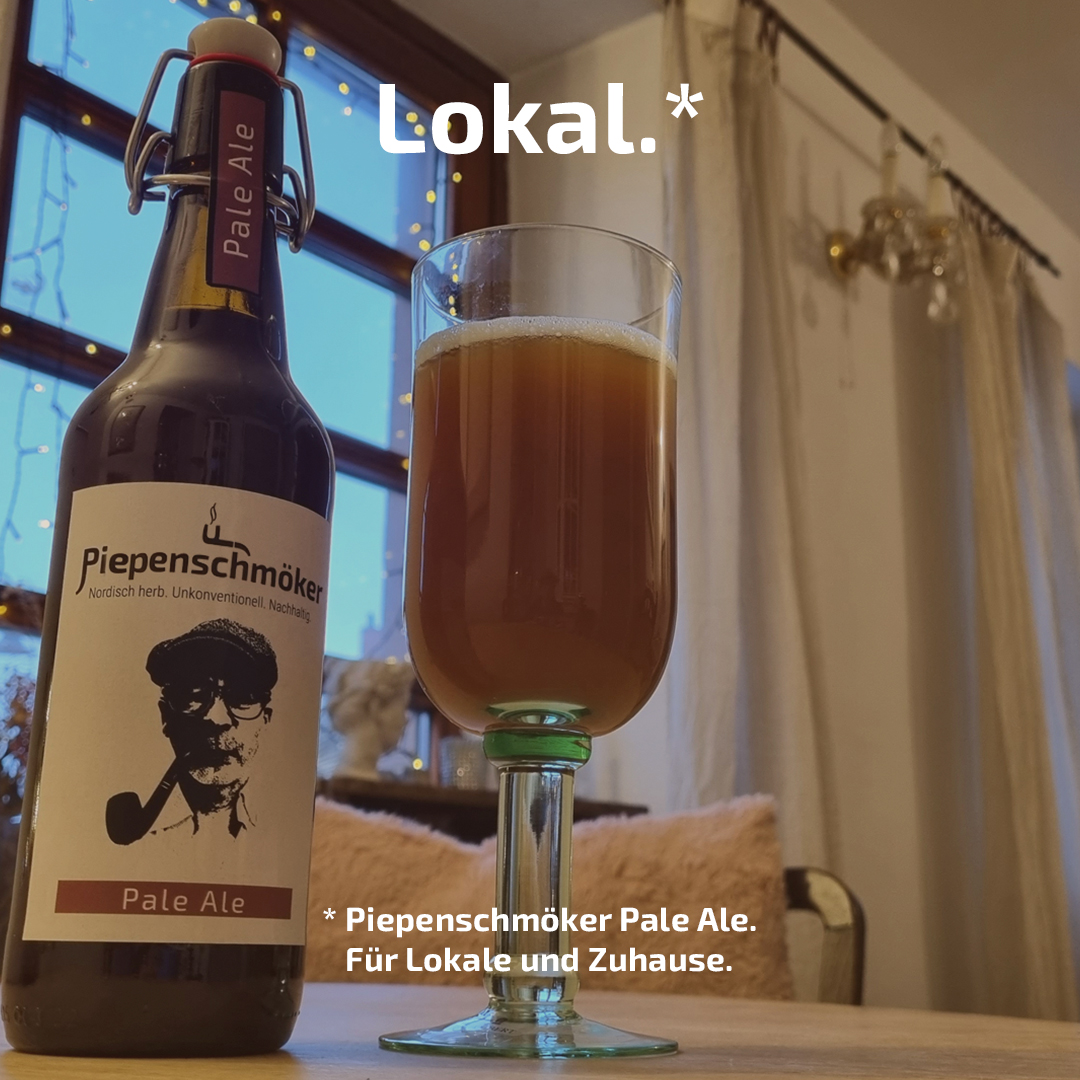 Instagram-Post Piepenschmöker zur Markteinführung: Man sieht ein gefülltes Glas mit einer Flasche Piepenschmöker Pale Ale. Headline: Lokal.* Fußnote: Piepenschmöker Pale Ale. FürLokale und Zuhause.