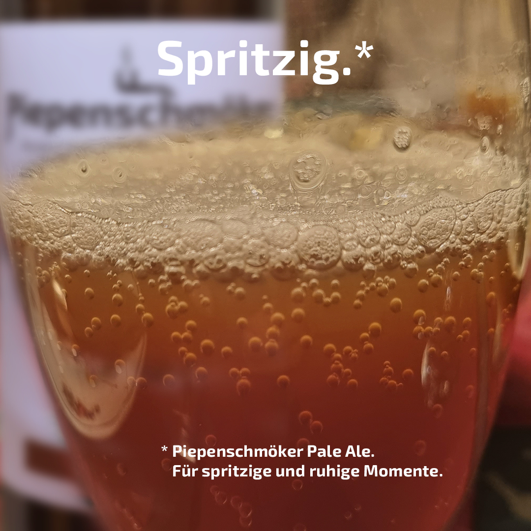 Instagram-Post Piepenschmöker zur Markteinführung: Man sieht ein gefülltes Bierglas mit Piepenschmöker Pale Ale. Im Bier sind sehr viele Kohelnsäureblasen zu sehen. Headline: Spritzig.* Fußnote: Piepenschmöker Pale Ale. Für spritzige und ruhige Momente.
