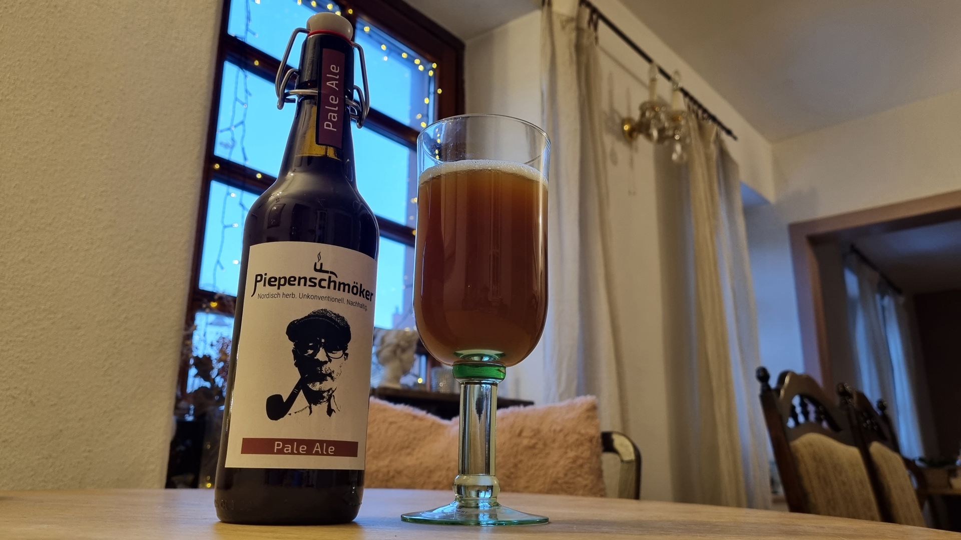 Der Piepenschmöker mit einem gefüllten Glas des Pale Ales in einem Lokal.